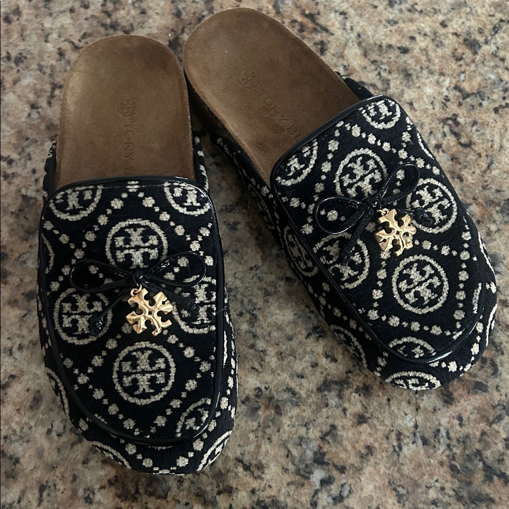New Tory Burch monogram mules with charm - Picture 10 of 11